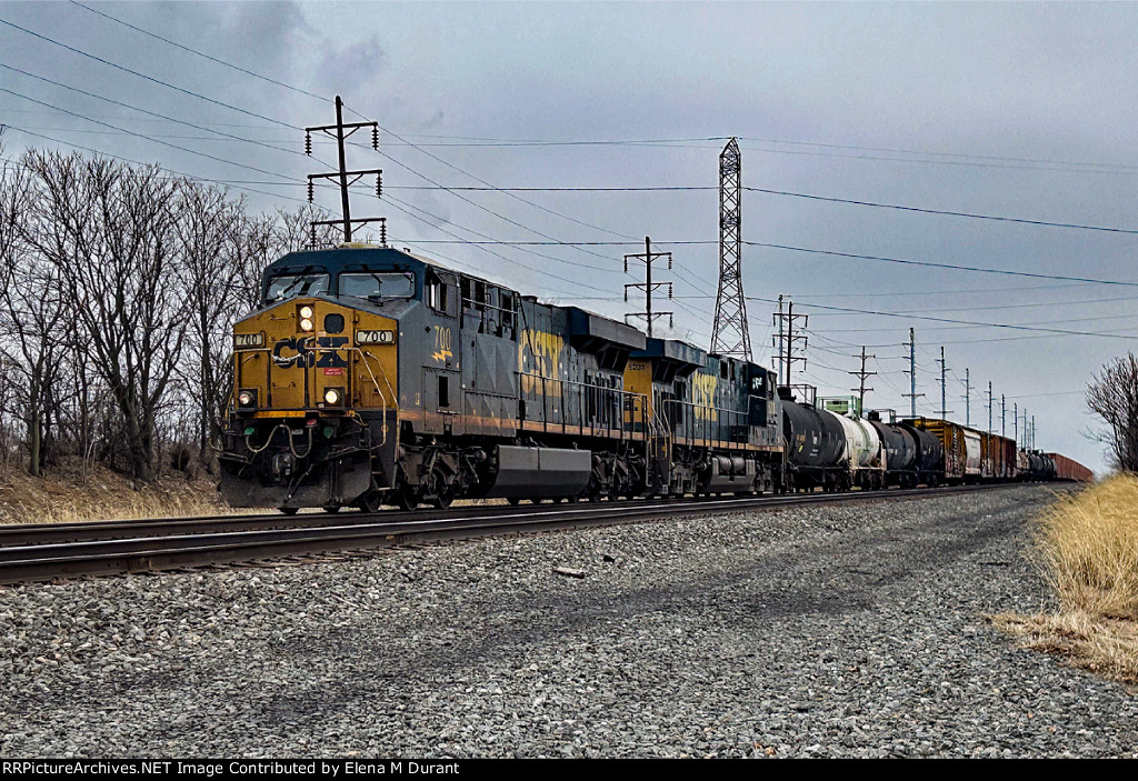 CSX 700 on M-371